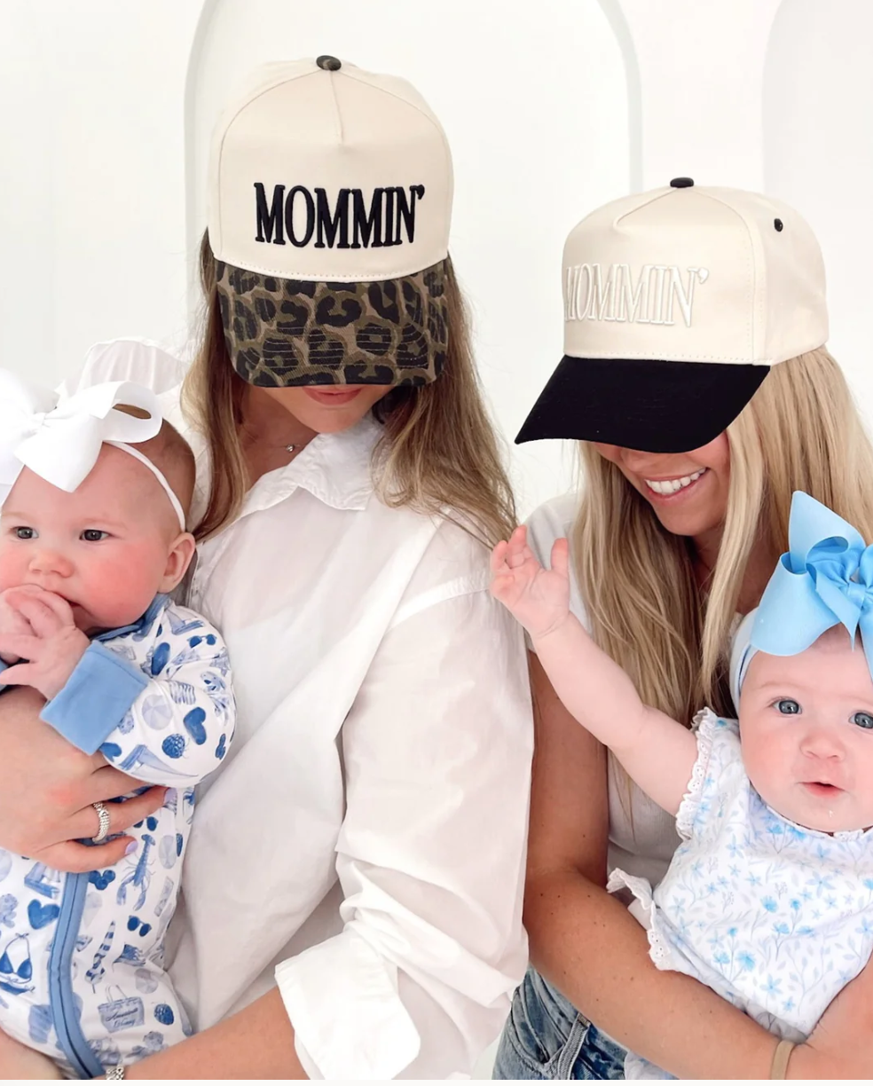 Mommin' - Black Vintage Trucker Hat: Black